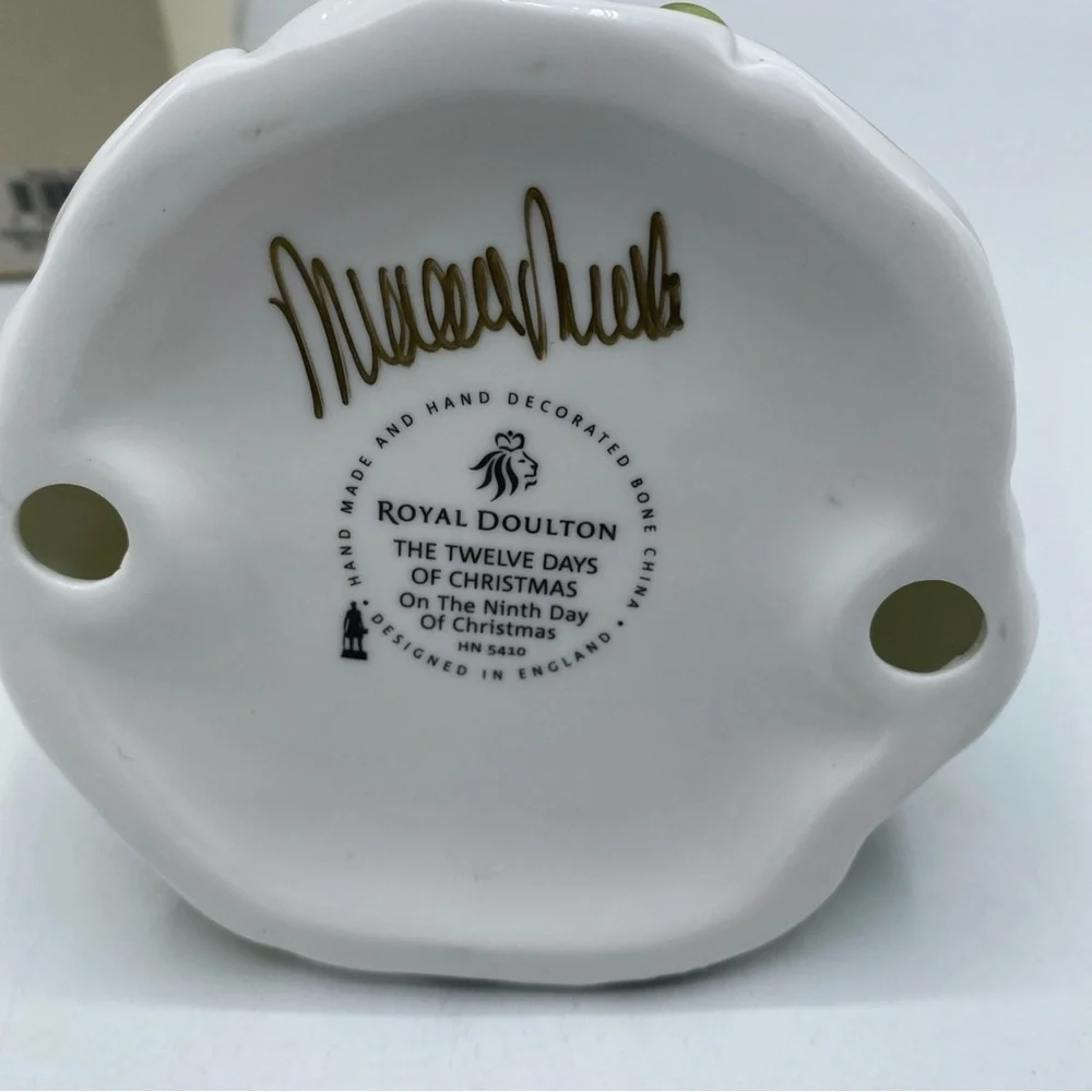 Royal Doulton Signed The Twelve Days Of Christmas Figurine ON THE 9th DAY Englan - Picture 4 of 7